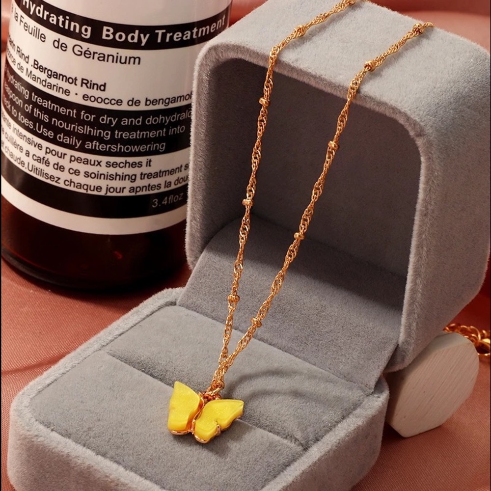 Butterfly charming necklace gold plated